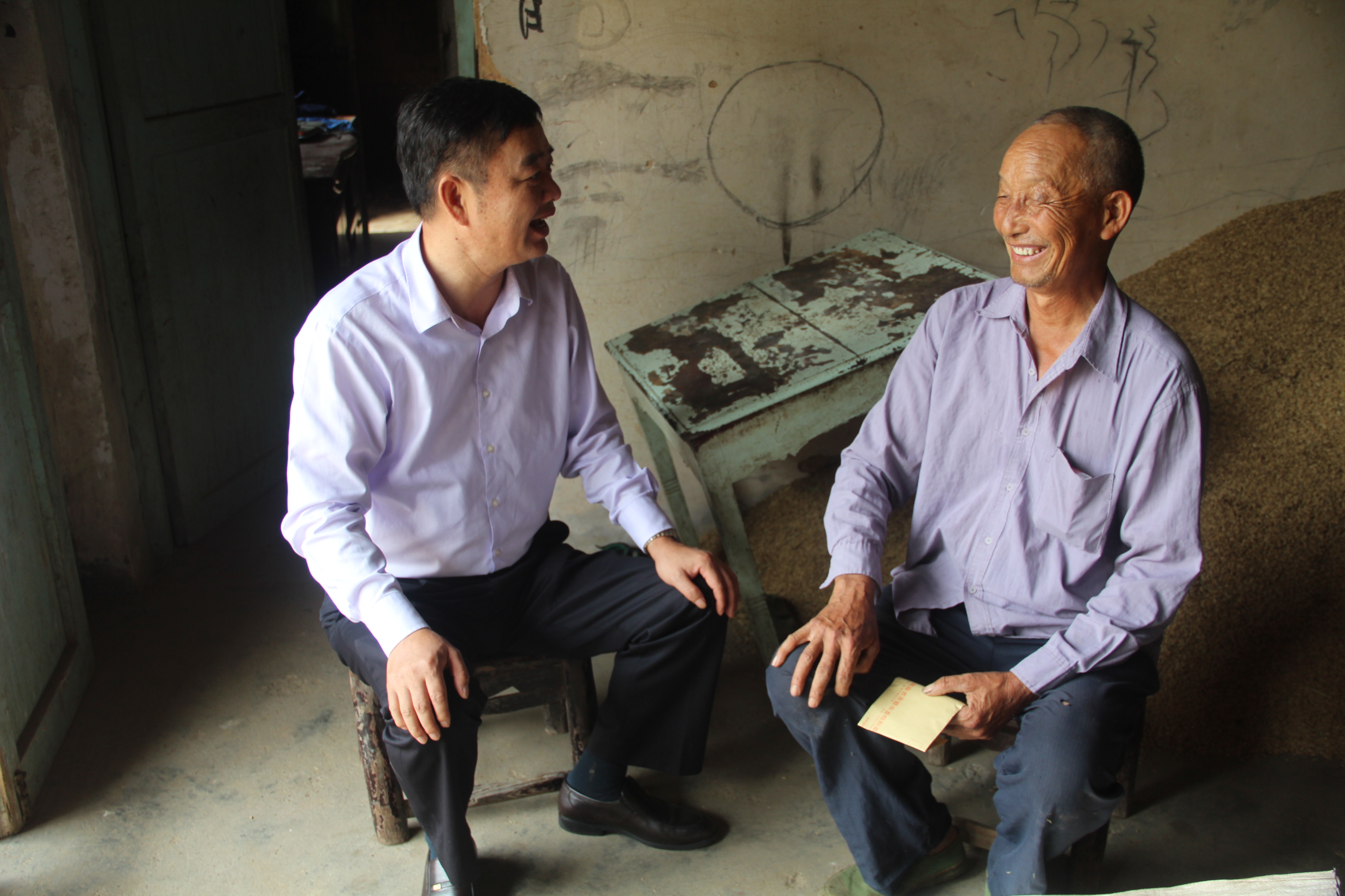 董建華看望結(jié)對幫戶的貧困戶趙文學(xué)家.JPG