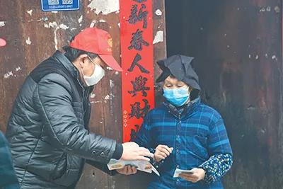 疫情發(fā)生以來，貴州劍河縣久仰鎮(zhèn)擺偉村第一書記在給村民發(fā)放疫情防控圖冊?！⒅遗唷〗獫晒狻z