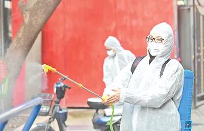 武漢市洪山區(qū)珞南街廣八路社區(qū)書記對健身器械進(jìn)行消毒。