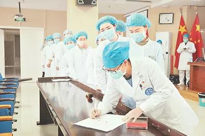 疫情期間，內(nèi)蒙古達(dá)拉特旗黨員醫(yī)護(hù)工作者主動請纓支援抗擊疫情第一線。　趙樂　攝