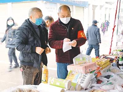 疫情期間，四川瀘州市龍馬潭區(qū)特興街道走馬村黨員干部幫隔離群眾采買生活用品。陳濤　攝