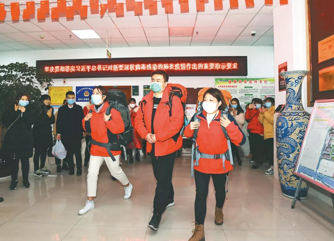 江西宜春市人民醫(yī)院抗擊新型冠狀病毒肺炎馳援武漢首批醫(yī)療隊員出征儀式。（圖片由通訊員　黃包云　陳波提供）